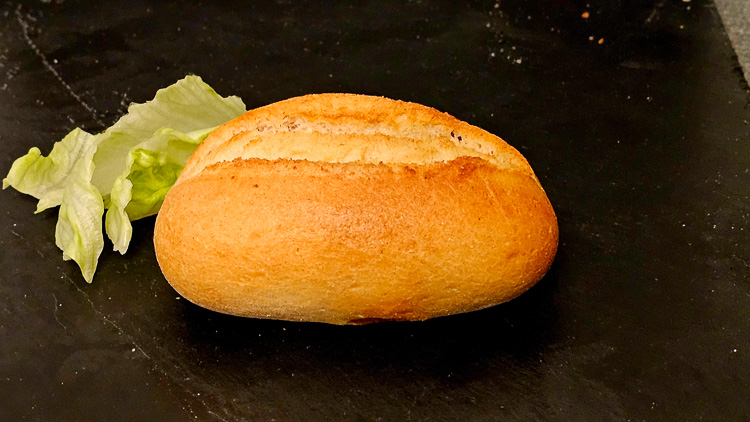 knuspriges Weizenbrötchen