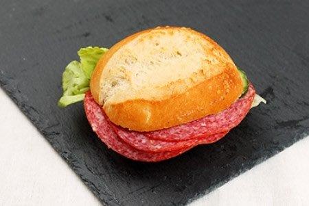 knuspriges Weizenbrötchen