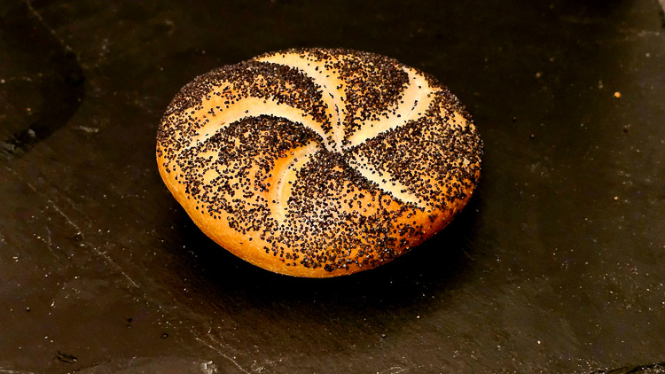 Aromatisches Mohnbrötchen